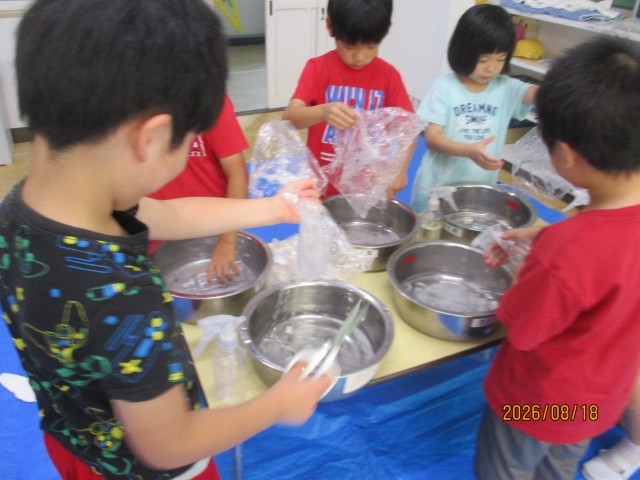 水の動きを観察する様子