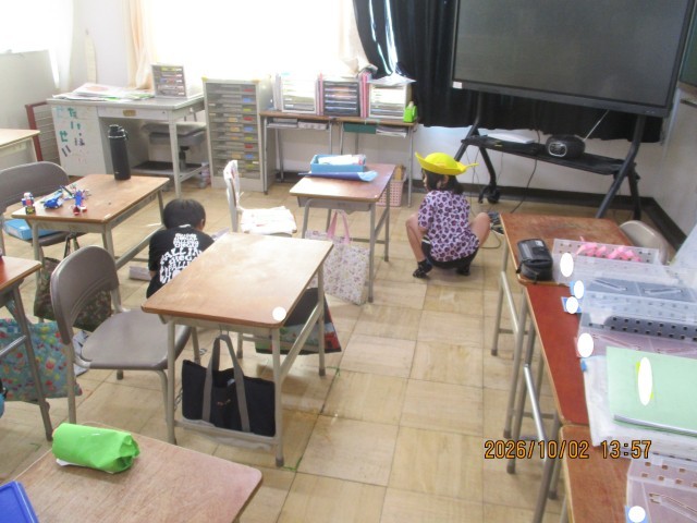 床を磨いている様子