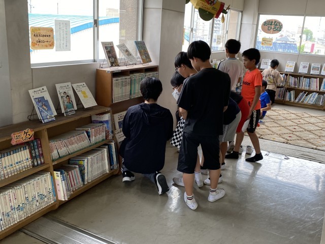 図書室の掃除、掲示物づくり