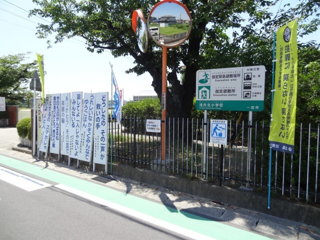学校の正門付近の看板