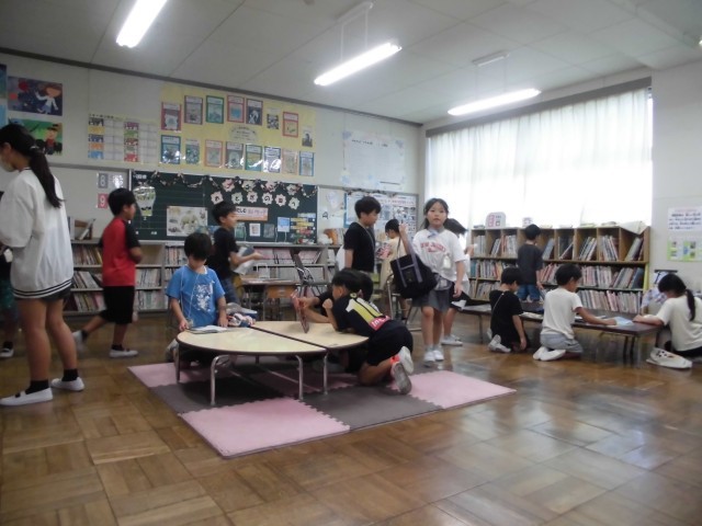 全校出校日、休み中に読んだ本を返却し、新たに本を2冊借りました。