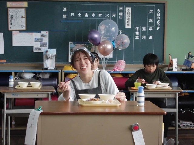 子どもたちの机に囲まれた真ん中で、先生も笑顔！