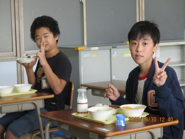 6年生、給食。