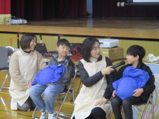 妊婦さんのおなかの重さを体験しました。