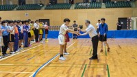 「開会式で準優勝盾を返還している様子」