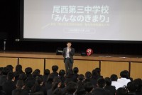 校則の確認を行う生徒指導主事のようす