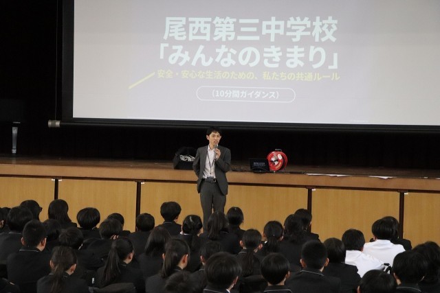 校則の確認を行う生徒指導主事のようす